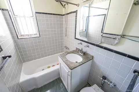 Bath - 2552 E 7 St #1H, Brooklyn, NY 11235 photo 1 of 1