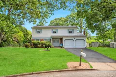 32 Chatham Woods Dr, Centereach, NY 11720