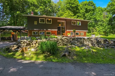 3 Balsam Ln, Newburgh, NY 12550