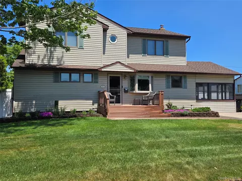 11 Windsor St, Islip, NY 11751