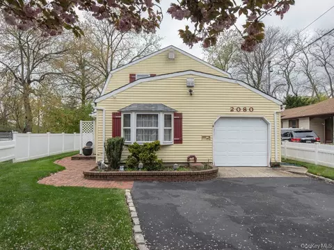 2080 Seamans Neck Rd, Seaford, NY 11783