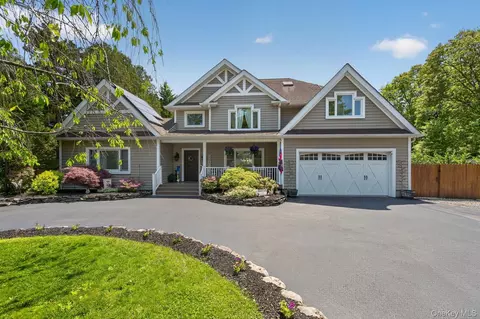 322 Rose Ln, Smithtown, NY 11787