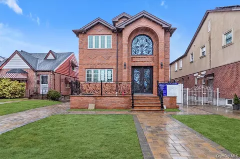 27-09 Utopia Pkwy, Flushing, NY 11358