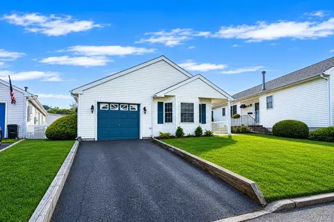 40 Willow Ct, Manorville, NY 11949