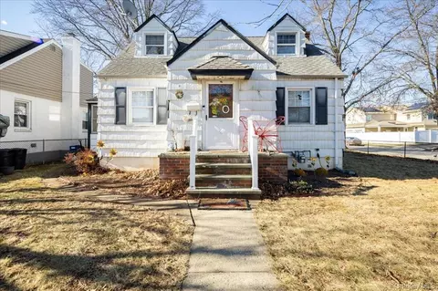 131 Goldenrod Ave, Franklin Square, NY 11010