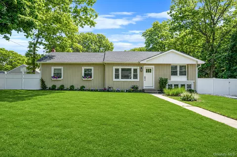 231 Maple St, Medford, NY 11763