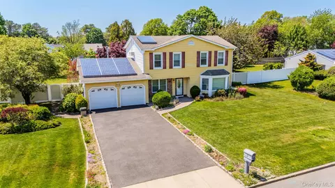 8 Lisa Ct, Medford, NY 11763