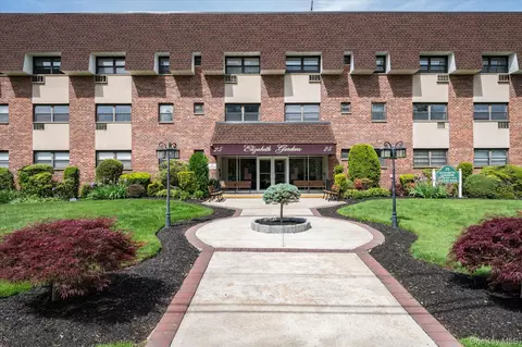 25 Elizabeth St #2N, Farmingdale, NY 11735