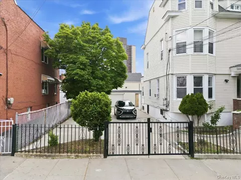 Exterior - 844-48 E 215th St, New York, NY 10467 photo 2 of 4