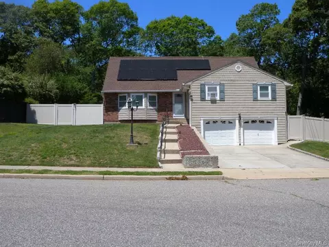 43 Washington Heights St, Selden, NY 11784