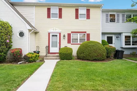 7 Merrimac Ct, Coram, NY 11727
