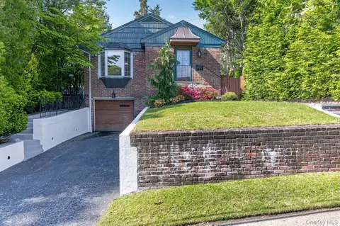 16 Warwick Pl, North Hempstead, NY 11050