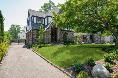 84 Allenwood Rd, North Hempstead, NY 11023