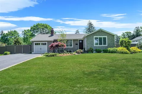 15 Evergreen Ln, Brookhaven, NY 11772