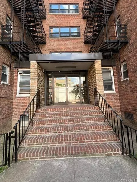 64-74 Saunders St #4B, New York, NY 11374