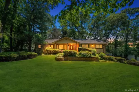 28 Penn Dr, Dix Hills, NY 11746