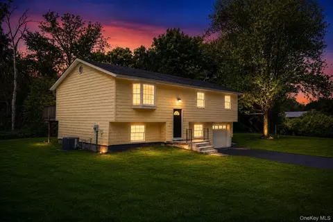 15 Colonial Ave, Fishkill, NY 12524