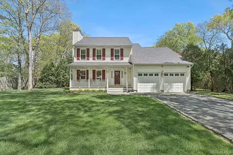15 Rosebriar Ln, East Quogue, NY 11942