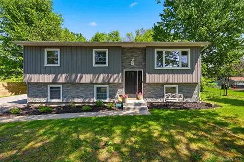14 Baumer Rd, Shawangunk, NY 12589