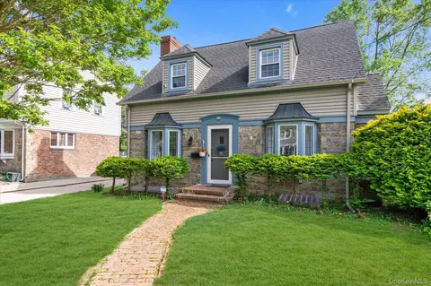 26 Latimer Ct, Rockville Centre, NY 11570