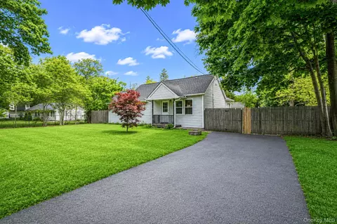 113 Huguenot Dr, Mastic Beach, NY 11951