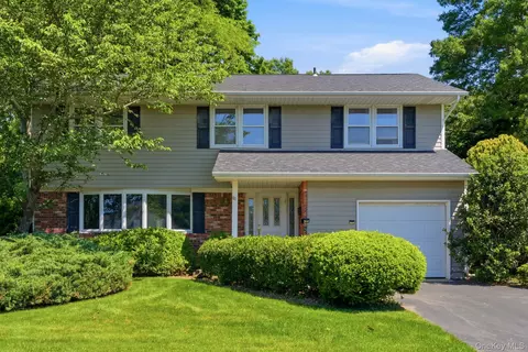 61 Hofstra Dr, Smithtown, NY 11787