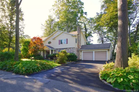 12 Avon Ln, North Hempstead, NY 11577