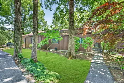 2 Acorn Ct, Highland Mills, NY 10930