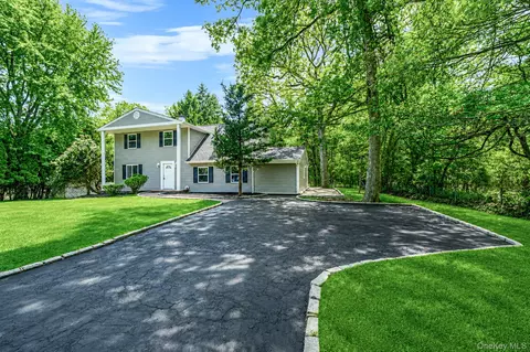 4 Evans St, Coram, NY 11727