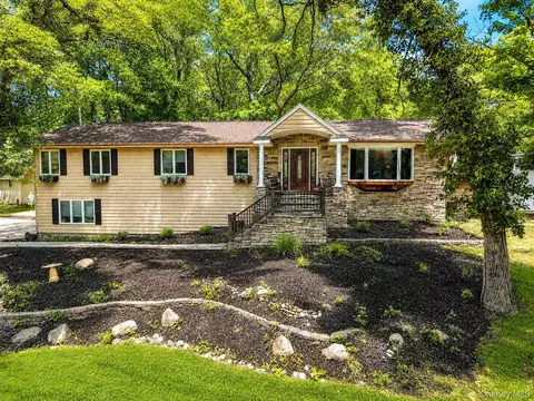5 Valerie Ct, Yaphank, NY 11980
