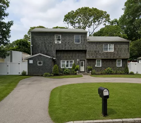 3 Lee Pl, Mastic, NY 11950