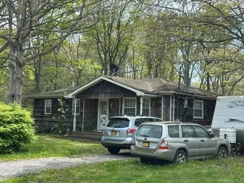 358 S Service Rd, Center Moriches, NY 11934