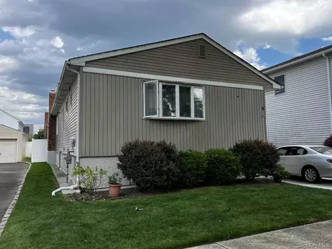 9 Smith Pl, North Hempstead, NY 11596