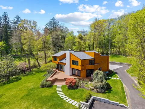 369 E Shore Rd, North Hempstead, NY 11023