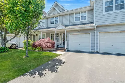 2 Clubhouse Cir, Central Islip, NY 11722