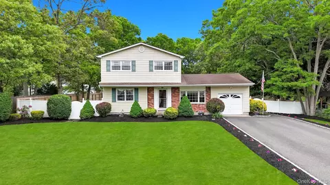 277 Magnolia Dr, Selden, NY 11784