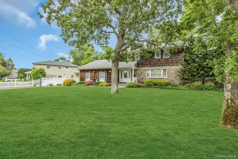 15 Palmer Dr, Sayville, NY 11782
