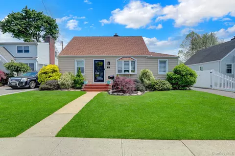 31 Locust Ave E, Farmingdale, NY 11735