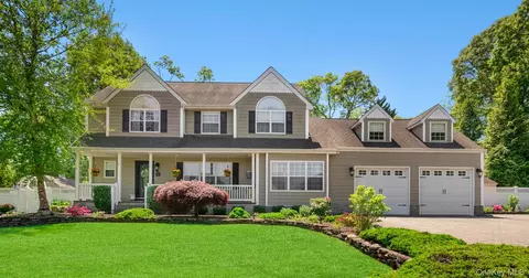 4 Vera Ct, Centereach, NY 11720