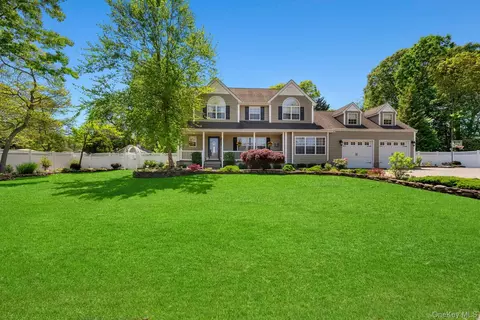 4 Vera Ct, Centereach, NY 11720