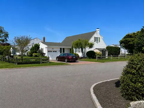 20 Bayview Ln, Amityville, NY 11701
