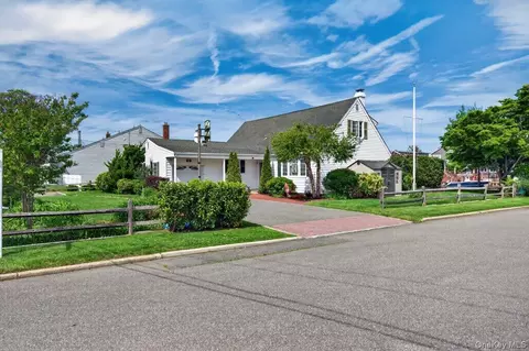 20 Bayview Ln, Amityville, NY 11701