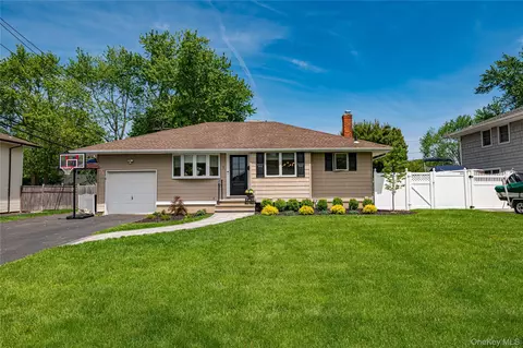 3 Baylor Dr, Smithtown, NY 11787