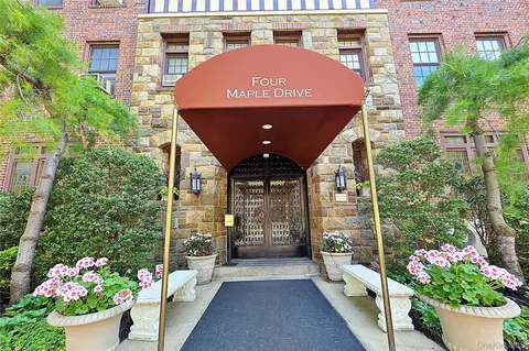 4 Maple Dr #1D, North Hempstead, NY 11021