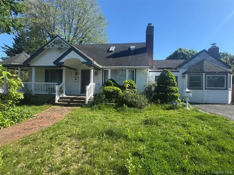 7 Dawes Ave, Syosset, NY 11791