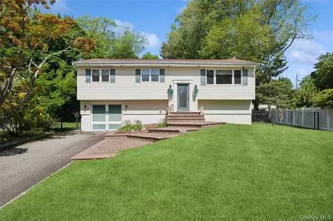 3 Bradley Ct, Smithtown, NY 11787