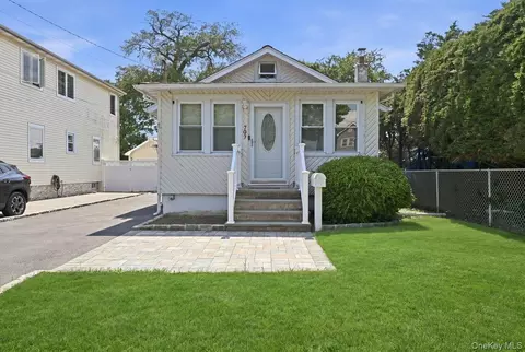 707 5th Street St S, Lindenhurst, NY 11757