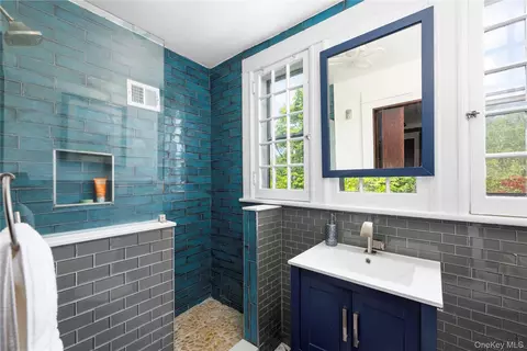 Bath - 21 Barnard Ave, Poughkeepsie, NY 12601 photo 1 of 5