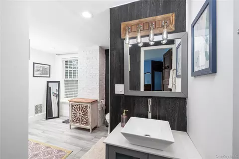 Bath - 21 Barnard Ave, Poughkeepsie, NY 12601 photo 2 of 5