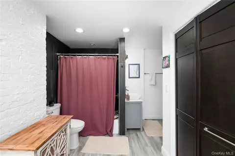 Bath - 21 Barnard Ave, Poughkeepsie, NY 12601 photo 3 of 5